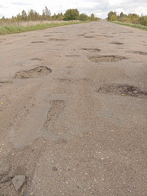 В разбитой дороге можно спрятать бутылку с водой